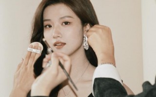 卢昱晓工作花絮曝光 神态松弛自然又可爱