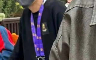 胡歌带女儿逛乐高乐园被偶遇！小茉莉十分乖巧