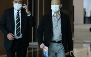 61岁李泽钜罕见现身满头白发，被问卖港口风波，他和李嘉诚一样礼貌拒回应