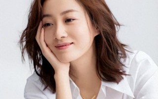 她14岁上春晚，4次改名也没火，男友花9亿娶李小冉，她却默默成全
