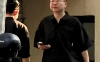 李诞悄然复出，在11月7日迎来了他的首场脱口秀，粉丝万众期待。