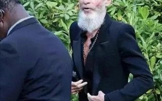 章子怡前男友近照曝光！59岁像80岁大爷，打扮时髦，却还是老人味