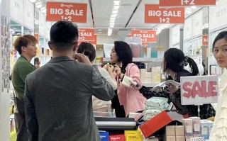 曹颖近况惹热议！在韩国夜市小店卖货，浓妆艳抹（曹颖事情）