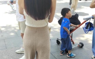 汪小菲带未婚妻看熊猫，马筱梅穿紧身抹胸上衣，身材颜值不输大s