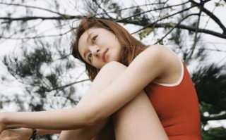 李兰迪穿红色泳衣身材吸睛 尽显盛夏的活力与明媚