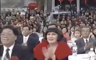 在春晚前排坐了20年的她，到底什么来头？