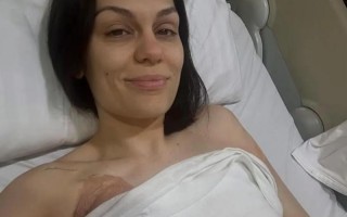 “结石姐”Jessie J分享乳腺癌术后照片：病容憔悴