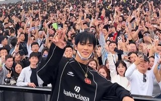 小杨哥电音节行为引争议，与卓仕林亲密互动被疑婚变，小杨嫂回应
