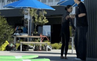 何超莲窦骁婚变风波后首同框 笑容满面心情超好