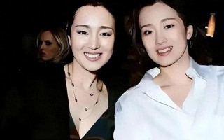 巩俐和替身合影：俩人长得几乎一模一样，这谁能分清她俩谁是谁？