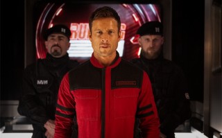 《猎杀游戏》发布预告 格伦·鲍威尔遭遇机上惊魂！