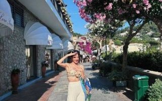 前TVB女星白云国外旅游被指“遭揩油”，网友质疑其着装是否过于暴露引发不同看法