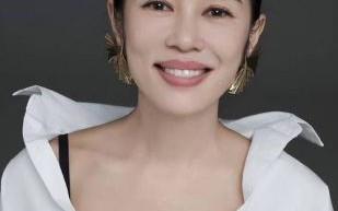 余男48岁官宣婚讯，叛逆女神的幸福人生新篇章