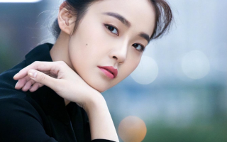 她拒认亲父，却送母百万豪宅，出道15年零绯闻，如今35岁再次爆火（女儿拒绝认亲生父母）