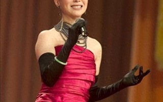 她被称为民歌女王，9登春晚，嫁大37岁上司，如今47岁仍孑然一身（民俗歌曲女歌手）