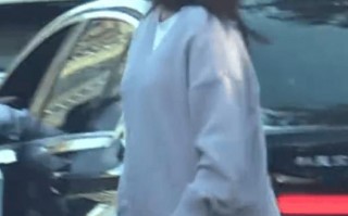 阚清子挺孕肚产检疑似临盆在即！老公全程贴心陪护