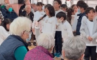 陈小春分享小儿子日常 养老院做义工给老人唱歌