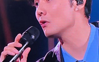 李荣浩跨年晚会“大眼”亮相，网友热议：是瘦脸还是化妆神技？