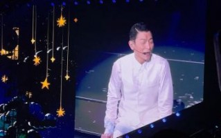 关之琳现身演唱会，岁月带来的衰退与乐观心态的碰撞