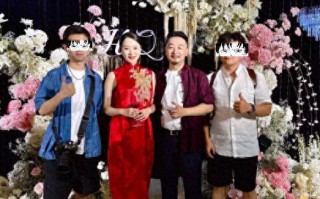 黄海波携妻子庆结婚十周年，8岁儿子罕露面很帅气，黄磊到场祝贺