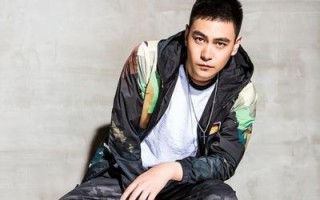 李飞街头帮妈妈卖鱼，低调孝顺引热议