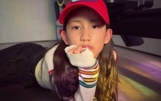 黄磊孙莉二女儿近照曝光！眼睛旁边两颗泪痣好独特