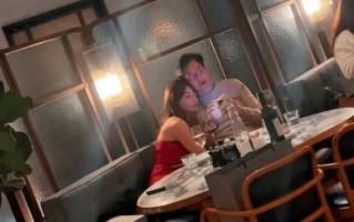 66岁银行主席与34岁网红的复杂关系：背后家庭背景曝光引热议