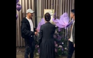 胡军一家为母亲庆祝85岁大寿，母子情深幸福满溢