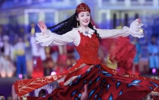 迪丽热巴春晚演出摔到骨裂微笑带伤完成舞蹈！