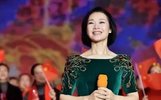 她被誉为军中花仙子，连续15年上春晚，男友患癌离世，52岁仍单身_5