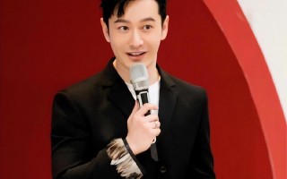 万花丛中一点绿！黄晓明大秀恩爱，新欢身份曝光：兜兜转转还是你（黄晓明感情生活经历）
