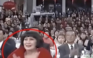 她是最有排面的名媛，坐春晚前排20年，2亿卖豪宅，77岁还在热恋