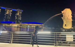 关晓彤晒日常随拍，新加坡边看风景边夜跑悠闲惬意