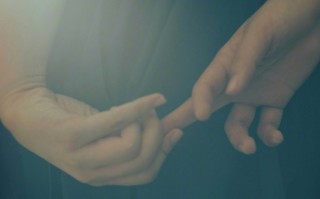 舒淇自编自导电影《女孩》杀青 讲述年轻女性故事（舒淇有一首歌叫什么名字）