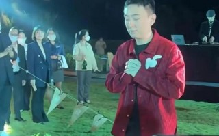 办签证遇阻后，王思聪日本约会美女，穿4千元外套，胖到没下巴（王思聪 大众点评 日料）