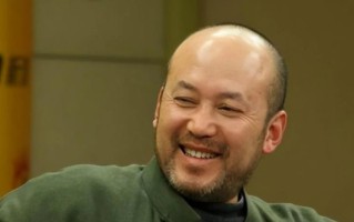 被倪萍嫌“穷”娶平凡妻子，退出春晚13年后，郭达怎么样了？