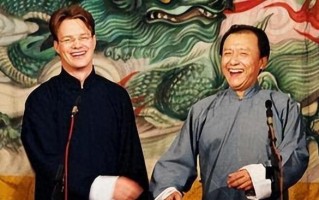 姜昆洋徒弟大山：四上春晚红遍全国，终因冯巩一句话果断离开中国（姜昆的儿子现在哪工作）