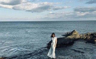 马思纯晒西西里岛旅游照！躺在礁石上吹海风好惬意