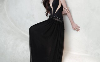 卢昱晓穿黑色镂空透视裙性感迷人 深V开到腰太惹眼