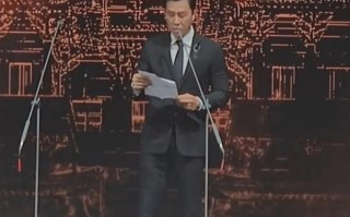 甄子丹老婆争议发文，夫妻评论区沦陷，62岁功夫巨星露面补救