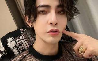 汪东城直播回应私生活传闻 多次强调“包直的”