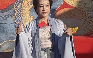 75岁刘晓庆拍短剧翻车！满脸皱纹演老太太，是真缺钱还是不服老？