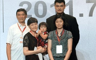 姚明女儿身高已超妻子叶莉，200斤体重打扮朴素，身高有望达2（姚明女儿身高变化）