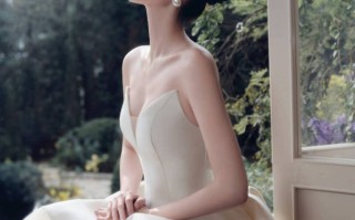 王玉雯一袭白色纱裙气质出尘 红唇吸睛反差感十足