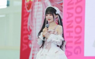 咬人猫现已成熟女性，关于其是否结婚的讨论让人关注，她的真实生活仍然笼罩在神秘之中
