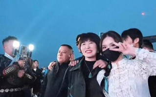 小杨哥一家现身电音节！小杨嫂气场全开惊艳亮相，棉花糖压轴登场