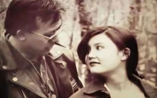 她11岁被谢晋看中，追过姜文，如今容颜老去，孑然一身！