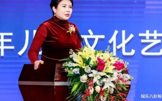 她是“中国第一主持人”，连登3届春晚，成名后遭领导排挤，64岁没谈过恋爱