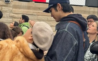 太甜了！网友曝巴塞罗那偶遇金莎和孙丞潇，孙丞潇看金莎的样子宠溺到爆