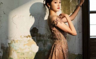 关晓彤身穿香槟粉鎏金纱裙 回眸一笑一眼万年